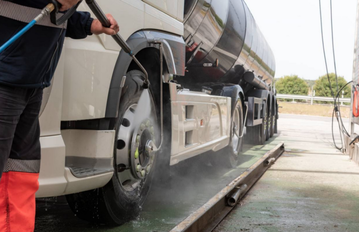 On-site heavy vehicle and RV fleet wash Saint-Nicolas