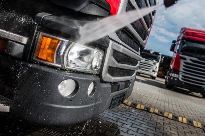 On-site heavy vehicle and RV fleet wash Saint-Nicolas